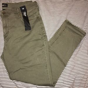 Mid-Rise Cropped Express Pants
